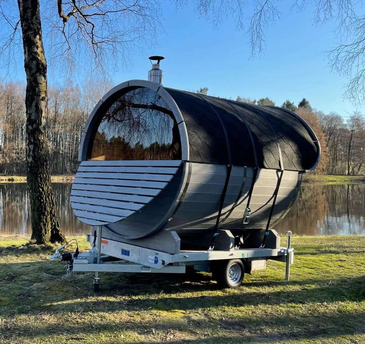 Fasssauna (holzgefeuert) auf Anhänger